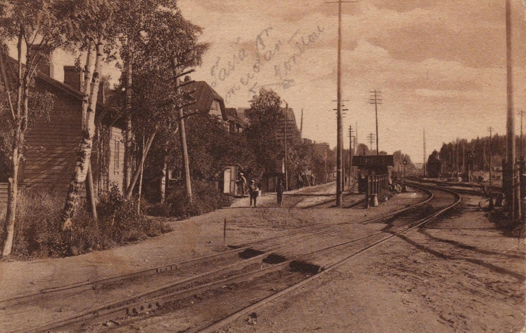 A busy platform at Riihimäki railway station in Finland during the 1910s, with passengers and steam trains.
